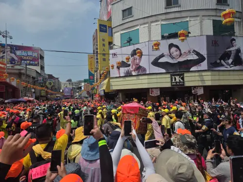 46萬隨香客破紀錄　大甲警陸空維安守護超跑