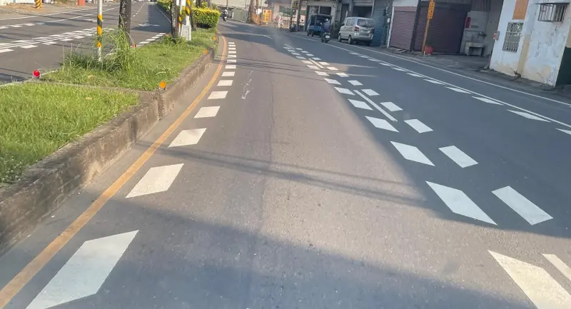馬路突多「2排白色格子」！交通局揭用途　騙過一票車主：太有效