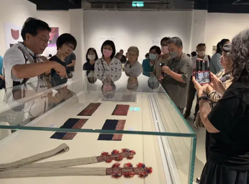 ▲mar-iang針線對話-展出纖博館典藏的21-組件台灣南部平埔原住民族十字繡文物.（圖／文化局提供）