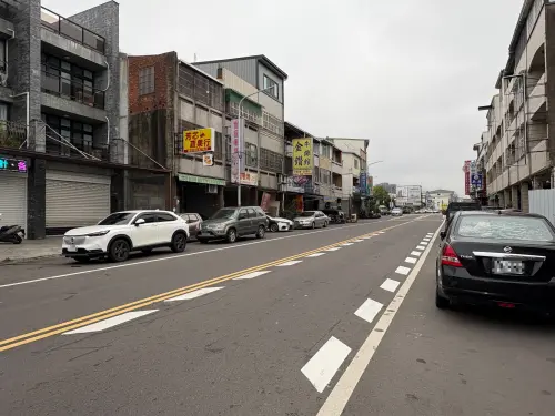 ▲過去有民眾開車行駛在路上，發現馬路兩側多了白色格子。（圖／苗栗縣銅鑼鄉公所臉書）