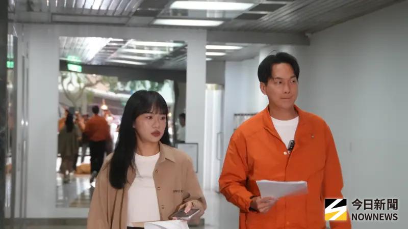    ▲民眾黨中評會通過開除李貞秀黨籍，中評委陳宥丞（右）與黨部發言人張彤會後一同受訪。（圖／記者呂炯昌攝，2026.04.13）  