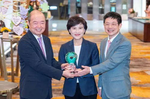 ▲行政院副院長鄭麗君（中）特別參加玉山「黃金種子計畫」感恩活動，與玉山金創辦人黃永仁（左）與董事長黃男州（右）合影。（圖／玉山金提供）