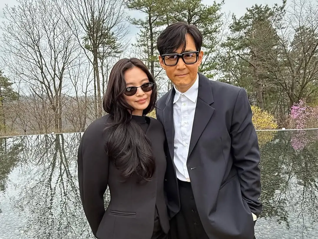 ▲Jennie（左）曾說過自己的名字由來，是因為媽媽是李政宰（右）的超級鐵粉，所以用他在電影中的角色「在熙」的相似音來命名！李政宰坦言自己早已聽過這個故事，兩人也多次在活動上碰面，每次她都會當起孝女，幫媽媽追星合照。（圖／IG@jennierubyjane）