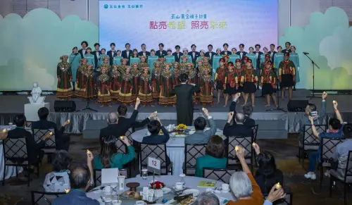 ▲ 玉山「黃金種子計畫」18年來已在台打造200所圖書館，今（13）日舉行感恩活動，由屏東地磨兒國小學生帶來排灣族語傳統歌謠，以天籟美聲詠唱出代代相傳、永不止息的生命力量，玉山合唱團也與地磨兒學生共同合唱「天使」，以表達真誠的感謝。（圖／玉山金提供）