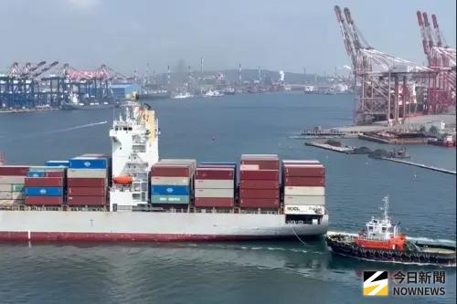 ▲台灣港務港勤公司新建6400匹馬力拖船執勤的情形。(圖／記者黃守作攝)