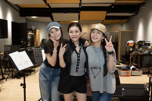 ▲林心如（左起）、張清芳、Ella從邀約過程聊到舞台互動，氣氛宛如大型姐妹聚會。（圖／上引娛樂提供）