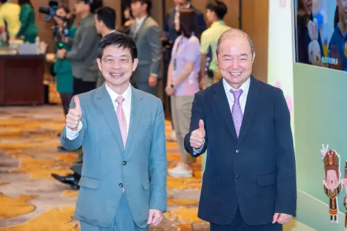 ▲「玉山黃金種子計畫」18年來已在全國打造200所玉山圖書館，今（13）日舉辦感恩活動，玉山金暨玉山銀行創辦人黃永仁與玉山金董事長黃男州合影。（圖／玉山金提供）