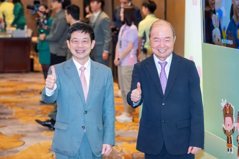    ▲「玉山黃金種子計畫」18年來已在全國打造200所玉山圖書館，今（13）日舉辦感恩活動，玉山金暨玉山銀行創辦人黃永仁與玉山金董事長黃男州合影。（圖／玉山金提供）  