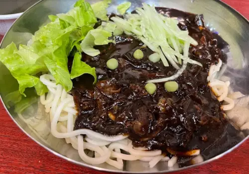 ▲韓式炸醬麵是韓國平民美食，其黑色醬汁更成為一大特色，也變成黑色情人節名字的起源與由來。（示意圖／GoogleMaps）