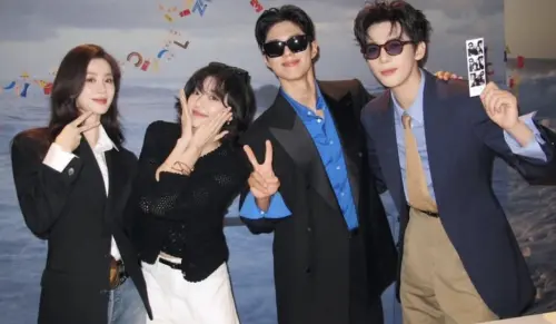 ▲朴寶劍（右2）在上海合體劉詩詩（左起）、孫千、王安宇。（圖／IG@bogummy）