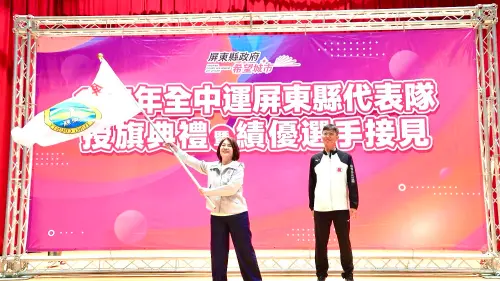 ▲縣長周春米親自授旗，勉勵代表隊選手為屏東再創榮耀。（圖／屏東縣府提供）
