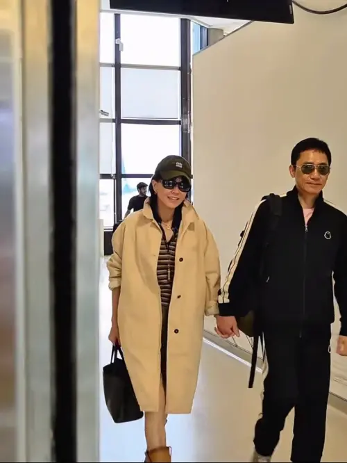 ▲▼劉嘉玲（上下圖左）、梁朝偉今天下午飛抵桃園國際機場，夫妻倆牽手並行，還不忘跟媒體鏡頭揮手。（圖／Carina Lau IG@carinalau1208）