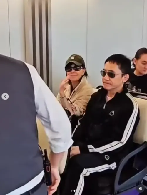 ▲▼劉嘉玲（左）、梁朝偉今天下午飛抵桃園國際機場，夫妻倆牽手並行，還不忘跟媒體鏡頭揮手。（圖／Carina Lau IG@carinalau1208）