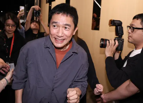 ▲梁朝偉（如圖）闊別3年再來台，場外有許多粉絲迎接，他露出開心的表情。（圖／記者朱永強攝）