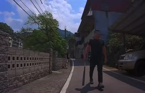 石碇恐怖糾紛畫面曝！騎士嗆聲違停男　反遭對方攔車拿球棒逼道歉