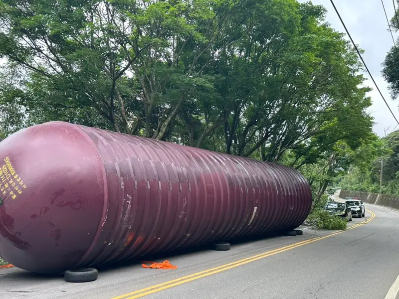 驚險畫面曝光！三芝聯結車疑似為閃避車輛　柴油槽桶滾路中