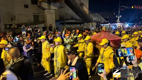 ▲白沙屯媽祖鑾轎所到之處，都會擠進數十萬信眾。（圖／遊戲橘子提供）