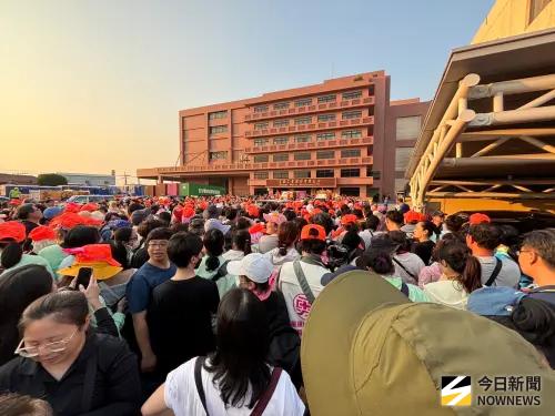 ▲不少人指出白沙屯進香出現不少私人攤販、有許多「勇」字周邊商品，甚至點名管理問題。（圖／遊戲橘子提供）