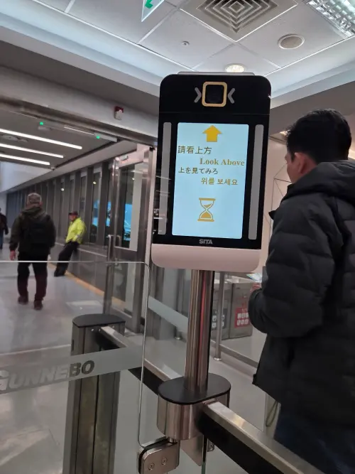 日本遊客好吃驚！松山機場人臉辨識指令「語氣超嗆」　官方急回應