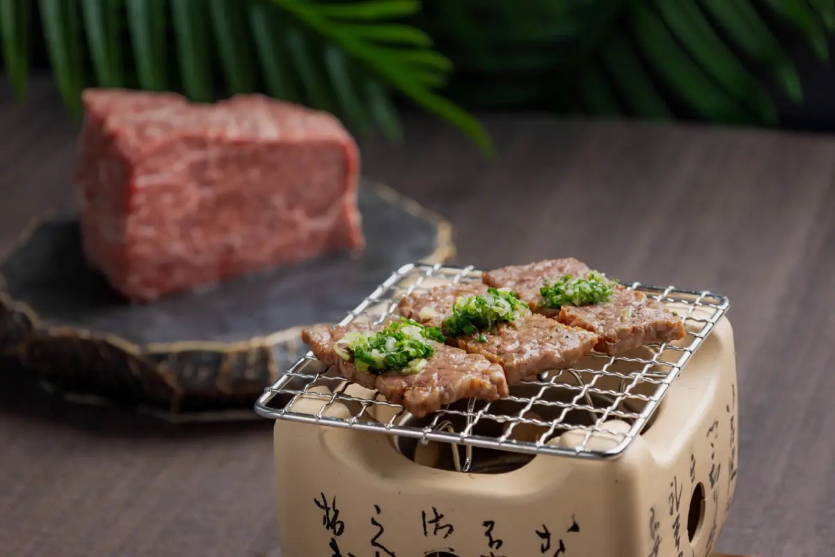 ▲高雄日航酒店表示即日起推出「石垣牛饗宴」，進口沖繩石垣牛來台，在飯店內五間餐廳推出。其中全日餐廳更有燒烤石垣牛肉、炙燒石垣牛握壽司、巧克力咖哩燉和牛等吃到飽。（圖／高雄日航酒店提供）