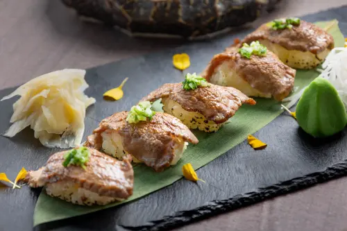 ▲「SERENA全日餐廳」設計一系列石垣牛主題料理，像是高溫炙燒帶出牛肉的獨特奶油香氣的「炙燒石垣牛握壽司」。（圖／日航酒店提供）