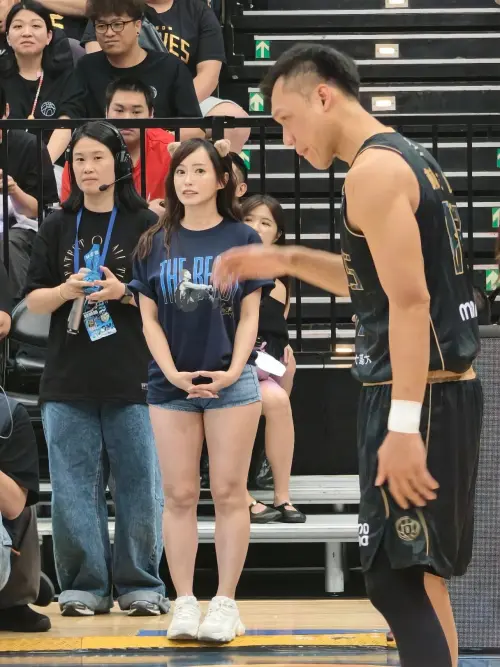 ▲丹丹（中）因為曬出一張與球星林志傑（右）合照，遭到酸民攻擊。（圖／翻攝自丹丹Threads@yea_wu）