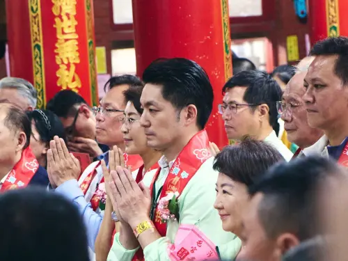 「粉紅超跑」白沙屯媽祖起駕！蔣萬安曝太太也成香燈腳