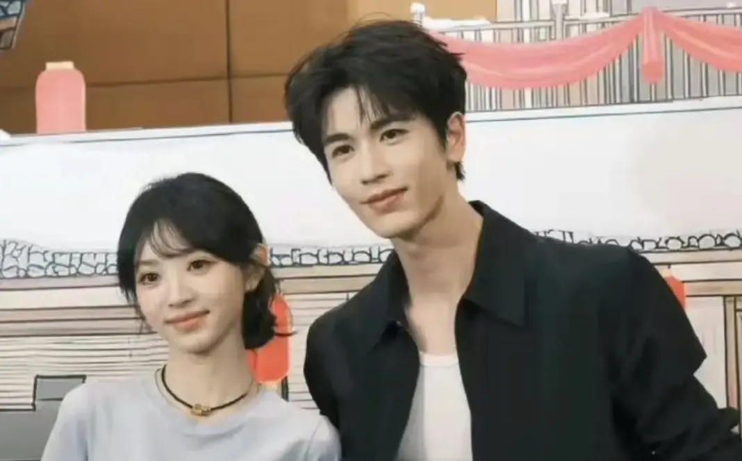 ▲張凌赫（右）和田曦薇（左）在《逐玉》慶功宴上合體，兩人還牽手切蛋糕，眼神超有愛，讓許多粉絲敲碗他們二搭。（圖／翻攝自微博＠來一碗安利）