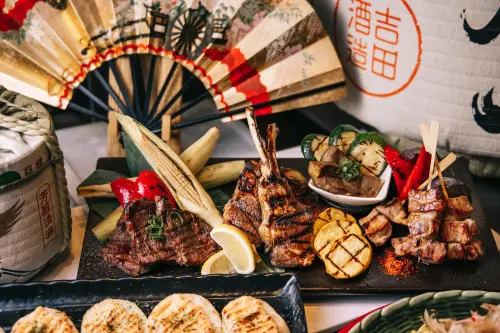 ▲台北君悅酒店「彩日本料理」的燒烤區有現烤香魚、小卷、手羽先、培根牛五花蔥卷等豐富菜色。（圖／台北君悅提供）