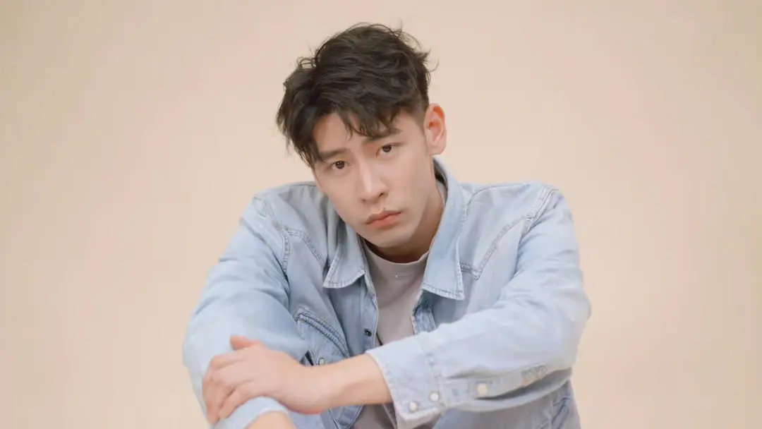 ▲馮晨軒（如圖）早年以「餅乾」出道，從選秀節目轉型創作歌手，近年推出音樂作品重新出發，與樂天女孩孟潔合作擦出愛火，如今在杜拜求婚成功，戀情邁入新階段引發關注。（圖／翻攝自馮晨軒IG@cookiefeng1025）