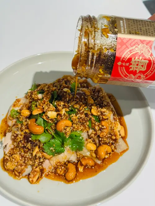 ▲獲封「白飯小偷」的香辣五仁堅果醬在臉書社團引發熱議，濃郁椒麻香氣搭配香脆堅果口感，不論拌麵、沾水餃或製作口水雞都相當百搭。（圖／翻攝自臉書社團「Costco好市多商品經驗老實說」）