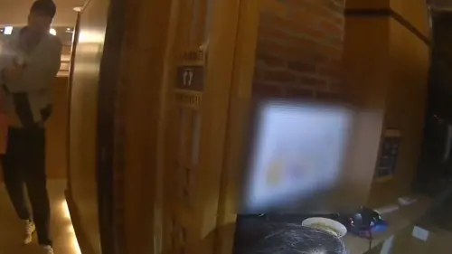 ▲休假警不動聲色一路尾隨嫌犯進入網咖，通報支援警力到場甕中捉鱉。（圖／警方提供）