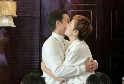 ▲田曦薇經紀人公鈺涵（左）、張凌赫經紀人徐以若擁抱破冰。（圖／翻攝自微博）