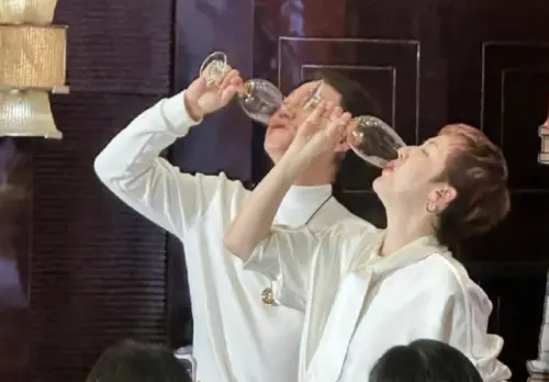 ▲田曦薇經紀人公鈺涵（左）、張凌赫經紀人徐以若破冰比慶功宴還好看。（圖／翻攝自微博）