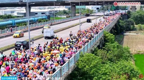 ▲白沙屯媽祖周二上午10時許走上大度橋、進入彰化縣，空拍畫面相當震撼。（圖／白沙屯媽祖網路電視台）
