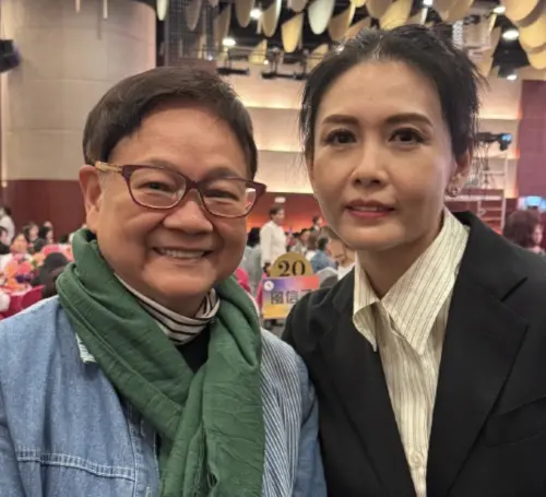▲資深媒體人汪曼玲（左）在曾志偉的73歲慈善壽宴上和邱淑貞（右）合照。（圖／摘自 汪曼玲微博）