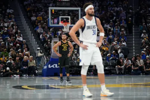 ▲湯普森當初以3年5000萬美金加盟獨行俠，原期待能成為唐西奇（Luka Dončić）身邊的奪冠拼圖。然而計畫趕不上變化。（圖／路透／達志影像）