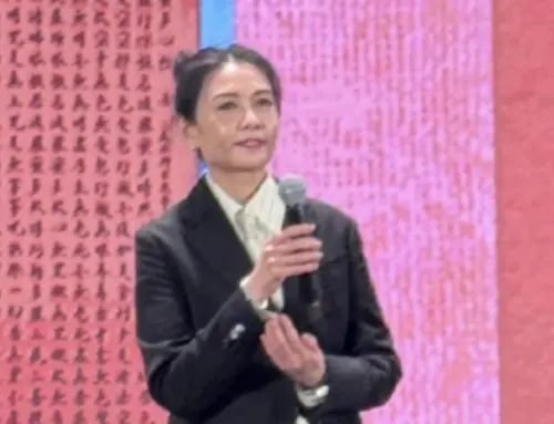 ▲邱淑貞上台幫忙義賣，展現成熟貴氣。（圖／摘自 汪曼玲微博）