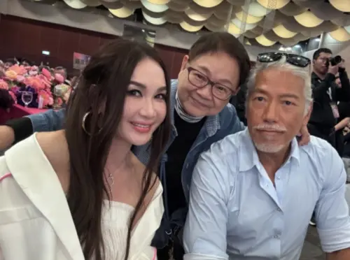 ▲溫碧霞（左起）、汪曼玲、張耀揚開心同框。（圖／摘自 汪曼玲微博）