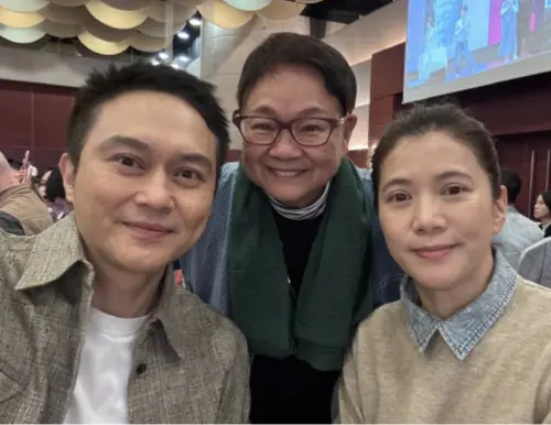 ▲袁詠儀（右）被認為保養效果不如老公張智霖（左）。（圖／摘自 汪曼玲微博）