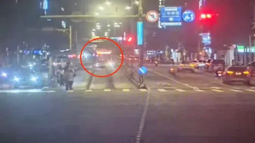 台北小巨蛋旁驚爆巨響！6旬男「趕公車」險被撞飛　驚險畫面被拍