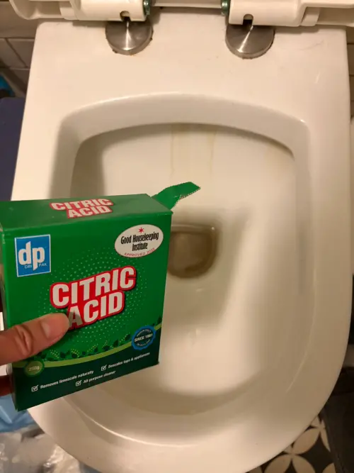 ▲陳年黃垢只要撒上檸檬酸粉，就能輕鬆去除。（圖／翻攝自臉書粉專陳映如-Sona Queen的生活筆記本）