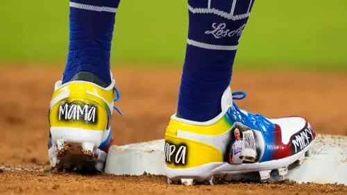 道奇老將「穿上思念」悼亡父！特製鞋印父母照片　背後原因藏洋蔥