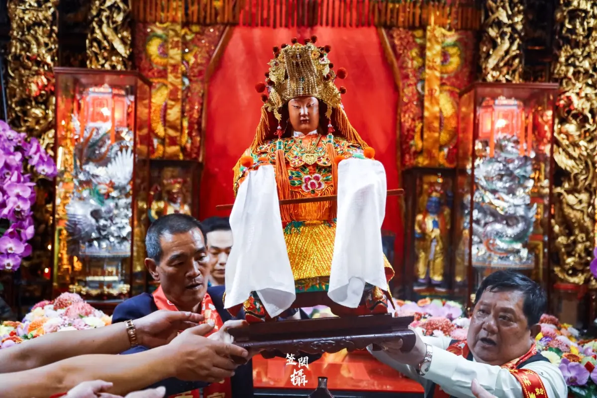 ▲白沙屯媽祖起駕因流程延誤，當晚甚至有信眾目擊「山邊王爺」暴衝，認為政治人物致詞太久延誤吉時，狠批「連王爺都看不下去了」。（圖／OSCAR｜高笠閎提供）