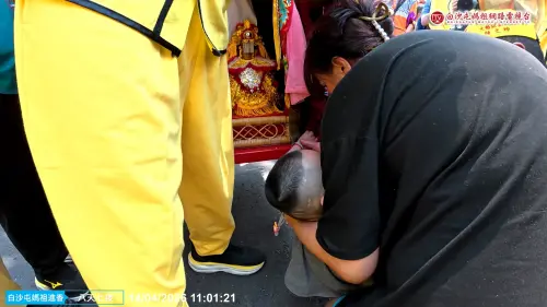 彰化母抱病兒跪地爆哭！白沙屯媽祖停下5分鐘　讓小手摸鑾轎賜福