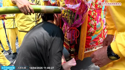 ▲媽祖婆們傾聽母親訴說詳細情況，這一待就是5分鐘之久。（圖／Youtube＠白沙屯媽祖網路電視台）