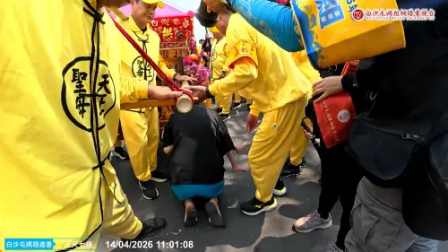 ▲粉紅超跑待在母子身旁賜福長達5分鐘之久，這一幕感動了無數信眾。（圖／Youtube＠白沙屯媽祖網路電視台）