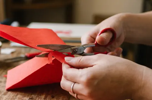 ▲柯柏成建議，可以剪紅色紙人形，並寫上「小人」二字，祭拜時稟告玄天上帝後焚化，象徵借神力焚毀小人氣場。（圖／Gemini生成／記者陳雅雲監製）