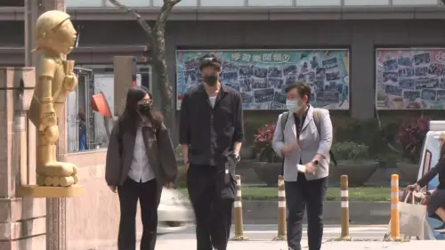 ▲范姜彥豐由律師陪同下現身士林地院民事庭，至於粿粿、王子則未現身。