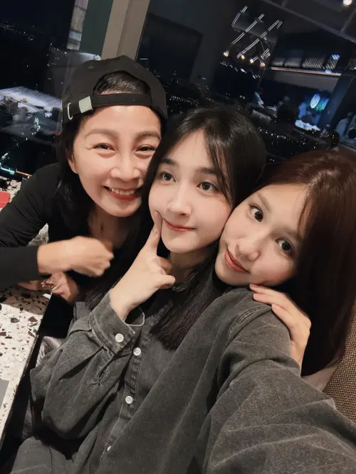 ▲方文琳（左起）、于齊薇、于齊優母女3人親密合影。（圖／于齊薇臉書）